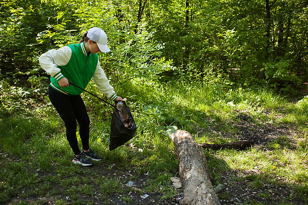 포토 JPG 해외이미지 공원 자연 한명 환경 재활용 막대기 쓰레기 폐기물 숲 플라스틱 수집 낭비 생태학 운동가 처리 해외202310 해외포토 1 공공시설 교육 컨셉 재질 사람 친환경 생태계 파일형식