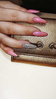 포토 JPG 해외이미지 템플릿 손 디자인 분홍색 신랑 결혼 손가락 건강 사람 사람없음 장식 반짝임 뷰티 반사 유행 상점 페인트 흰색 축하 반지 붓 쌍 클래식 가장자리 손톱관리 손톱 가루 이발 그림 각도 덮기 광택 아몬드 라일락 몸단장 커터 톱질 아크릴 해외202310 해외포토 꽃 컬러 컨셉 장신구 모션 재질 이벤트 신체부위 견과류 둘레 네일아트 파일형식