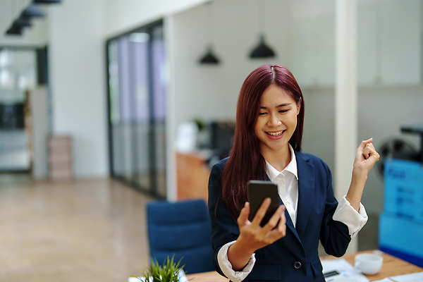 포토 JPG 해외이미지 직업 행복 컨셉 비즈니스 CEO 사업가 통신 청소년 성공 무선통신 갈색머리 창조 한명 서기 사람 동양인 인종 성인 가로 금융 스마트폰 핸드폰 컴퓨터 사무실 기쁨 잡기 작업 비즈니스우먼 복도 전문직 연결 전화기 미녀 염원 여자한명만 카피스페이스 해외202310 해외포토 1 헤어스타일 여자 감정 모션 경제 전자제품 스마트기기 공백 직장인 미인 여자만 파일형식