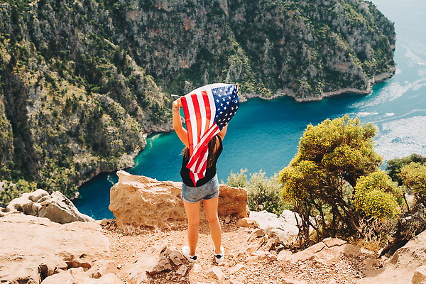 포토 JPG 해외이미지 백인 바다 여행 자연 휴가 산 한명 사람 풍경 야외 뒷모습 물 미국 하이킹 자유 깃발 만 4 성조기 민주주의 심볼 기념물 애국심 7월 독립 비자 전국 정부 이민 해외202310 해외포토 자연요소 서양인 1 뷰포인트 이동 컨셉 북아메리카 레저 숫자 날짜 국기 생태계 파일형식