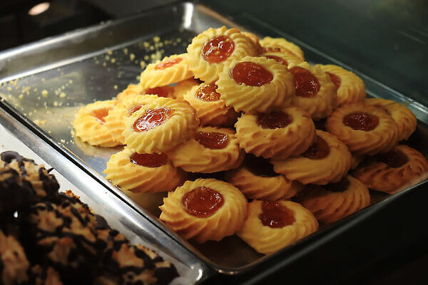 포토 JPG 해외이미지 음식 유리 디저트 사람없음 갈색 쿠키 과자 케이크 상점 이탈리아 빵집 시장 달콤 상품 소매 페스츄리 해외202310 해외포토 유럽 빵 컬러 재질 맛 파일형식