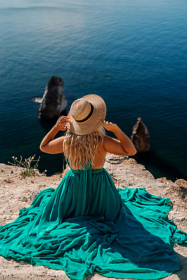 포토 JPG 해외이미지 모델 헤어스타일 드레스 옷 여자 행복 바다 여행 팔찌 자연 하늘 바람 산 사람 성인 사람없음 야외 파란색 햇빛 뷰티 유행 낭만 가수 표현 화려 고급 우아함 날씬함 옷입기 열정 암초 스타일 해외202310 해외포토 자연요소 감정 컬러 컨셉 장신구 모션 날씨 태양 음악가 몸매 생태계 파일형식