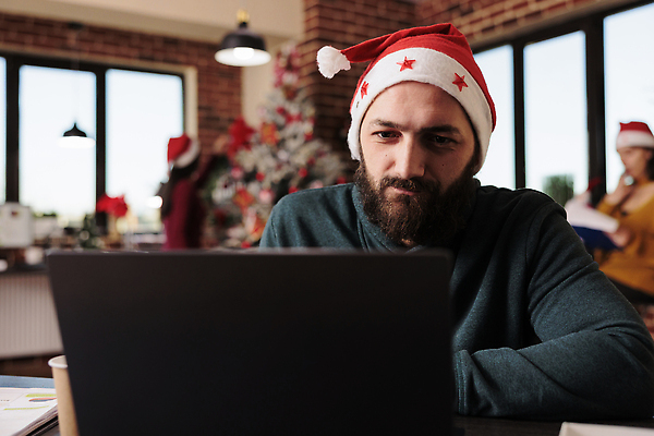 포토 JPG 해외이미지 응시 남자 크리스마스 겨울 산타모자 직장 한명 상반신 성인 앞모습 아웃포커스 노트북 사무실 타이핑 업무 비즈니스맨 집중 책상 성인남자한명만 해외202310 해외포토 모자_잡화 1 시선 계절 기념일 뷰포인트 가구 컨셉 회사 비즈니스 촬영기법 사람 전자제품 작업 직장인 남자한명만 성인남자만 파일형식