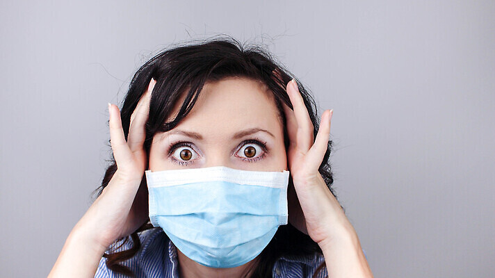 포토 JPG 해외이미지 백인 직업 응시 여자 안경 얼굴 건강 병원 가면 한명 안전 사람 성인 약 머리 건강관리 고통 환자 흰색 표현 바이러스 보호 질병 소프트포커스 고민 두통 감염 문제 고립 돌봄 전염병 코로나바이러스 해외202310 해외포토 서양인 1 시선 잡화 감정 컬러 컨셉 의학 모션 촬영기법 관리 신체부위 파일형식