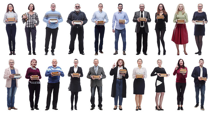 포토 JPG 해외이미지 전신 응시 여자 노년 남자 중년 서기 들기 정장 여러명 성인 앞모습 책 비즈니스맨 비즈니스우먼 성인만 해외202310 해외포토 시선 옷 뷰포인트 다수 비즈니스 모션 사람 직장인 파일형식