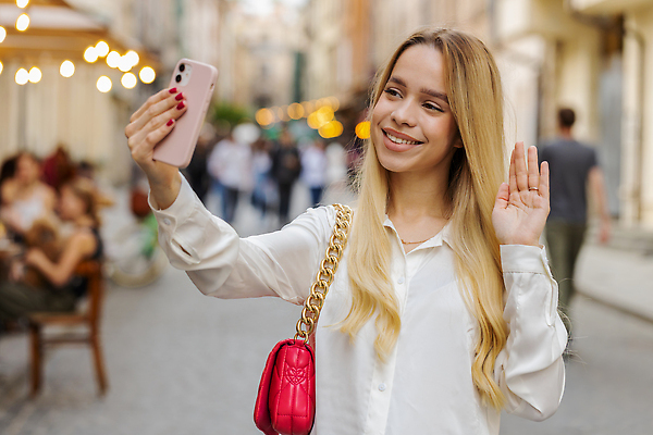 포토 JPG 해외이미지 라이프스타일 여자 행복 유럽 인터넷 통신 청소년 휴가 거리 실내 한명 미소 야외 10대 스마트폰 핸드폰 여행객 걷기 사진촬영 흐름 도시 셀프카메라 그림 부름 타운 나눔 온라인 안녕 동영상 블로거 소셜미디어 채팅 1인미디어 해외202310 해외포토 1 감정 나라 컨셉 모션 표정 사람 내부 생활 전자제품 스마트기기 촬영 인사 방송 파일형식