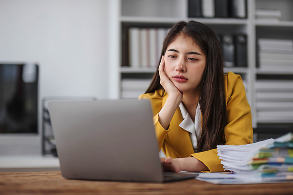 포토 JPG 해외이미지 여자 회사 스트레스 한명 동양인 상반신 성인 앞모습 노트북 사무실 턱괴기 업무 비즈니스우먼 성인여자한명만 해외202310 해외포토 1 뷰포인트 비즈니스 모션 사람 인종 전자제품 작업 직장인 여자한명만 성인여자만 파일형식