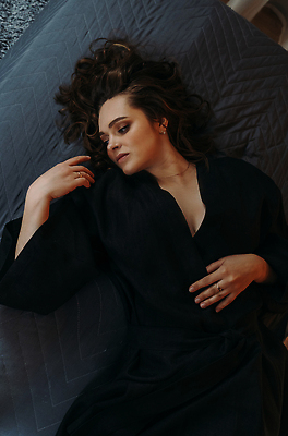 포토 JPG 해외이미지 여자 얼굴 베개 침구 휴식 주택 건강 한명 사람 눕기 평화 기쁨 침실 꿈 흰색 침대 잠 최고 OK 담요 만족 낮잠 부드러움 취침시간 안락 해외202310 해외포토 1 감정 컬러 가구 컨셉 모션 손짓 건물 신체부위 감각 파일형식