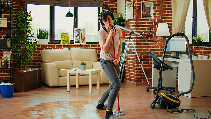 포토 JPG 해외이미지 전신 백인 여자 행복 화초 노래 창문 탁자 한명 웃음 성인 옆모습 소파 모니터 헤드폰 망원경 스탠드 춤 청소 청소기 대걸레 성인여자한명만 해외202310 해외포토 서양인 식물 1 감정 음악 뷰포인트 음향기기 가구 의자 문화예술 조명 표정 사람 전자제품 컴퓨터 청소도구 여자한명만 성인여자만 파일형식