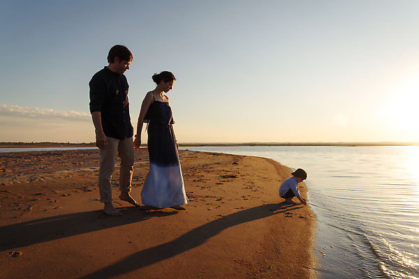 포토 JPG 해외이미지 라이프스타일 행복 아들 어린이 모래 바다 여행 가족 자연 놀이 하늘 엄마 휴가 사랑 사람 소년 야외 세명 물 여름 파란색 친구 태양 맑음 공백 기쁨 아빠 저녁 카피스페이스 해외202310 해외포토 자연요소 계절 남자 감정 컬러 관계 날씨 생활 야간 생태계 파일형식