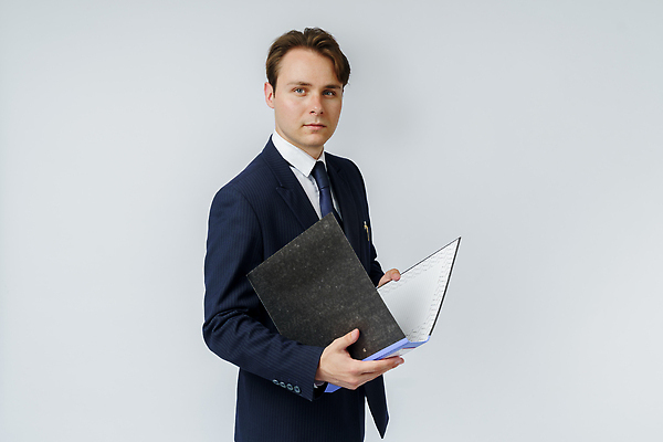 포토 JPG 해외이미지 직업 학생 응시 남자 셔츠 지도 비즈니스 사업가 성공 노동자 실내 한명 서기 사람 정장 금융 경제 사무실 펜 성장 흰색 작업 비즈니스맨 자신감 우아함 대표 종업원 보고서 경영자 리더 문서 상업 폴더 비서 경영 심각 정중 해외202310 해외포토 1 시선 옷 감정 컬러 컨셉 상의 모션 내부 필기구 직장인 파일 파일형식