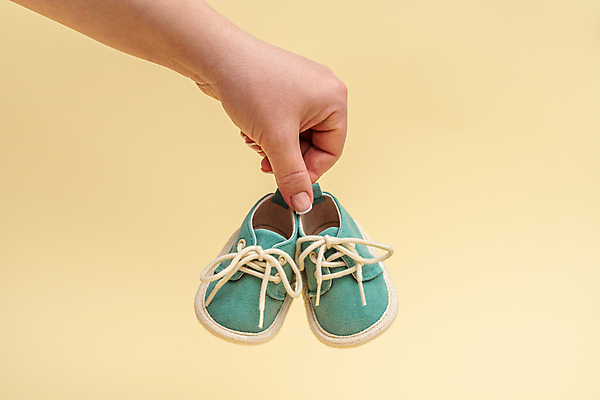 포토 JPG 해외이미지 손 들기 신체부위 아기용품 오브젝트 아기신발 해외202310 해외포토 신발 모션 사람 파일형식