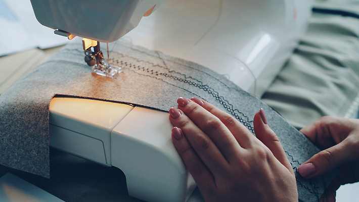 포토 JPG 해외이미지 직업 손 디자인 옷 여자 산업 포즈 비즈니스 손가락 공장 기술 한명 취미 유행 기계 장비 공구 직물 업무 작업 실 제조 바느질 손톱관리 디자이너 주부 땀 만들기 재단 재단사 방법 하수 핸드메이드 중소기업 해외202310 해외포토 1 회사 공업 모션 사람 신체부위 물 도구 네일아트 파일형식