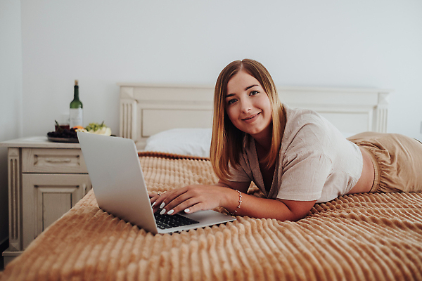 포토 JPG 해외이미지 백인 여자 행복 인터넷 과일 호텔 아파트 쟁반 한명 미소 노트북 컴퓨터 금발 와인 공책 방 흰색 침대 업무 종업원 와이파이 부름 멀리 온라인 동영상 프리랜서 해외202310 해외포토 서양인 직업 1 헤어스타일 감정 컬러 가구 모션 숙소 문구용품 주택 주류 표정 사람 전자제품 작업 무선인터넷 파일형식