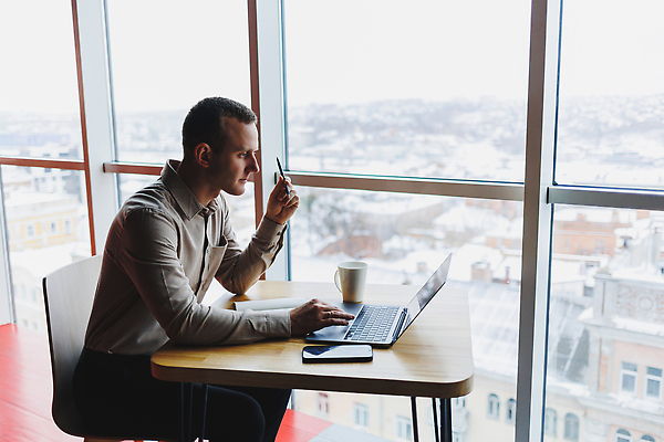 포토 JPG 해외이미지 직업 학생 라이프스타일 손 디자인 남자 커피 백그라운드 돈 인터넷 비즈니스 통신 휴식 수염 실내 한명 사람 앉기 성인 내부 컵 노트북 빛 쇼핑 컴퓨터 사무실 공책 카페 타이핑 업무 비즈니스맨 네트워크 연결 카페테리아 온라인 블로거 프리랜서 해외202310 해외포토 1 식기 음료 컨셉 모션 문구용품 생활 신체부위 전자제품 상점 작업 직장인 재산 파일형식