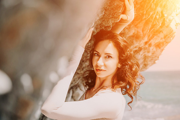 포토 JPG 해외이미지 라이프스타일 여자 행복 바다 여행 자연 하늘 휴가 산 한명 사람 풍경 성인 야외 물 여름 파란색 뷰티 여행객 계곡 트래킹 하이킹 추위 자유 정상 셀프카메라 나눔 수평선 해외202310 해외포토 자연요소 1 계절 감정 컬러 컨셉 레저 생활 사진촬영 생태계 파일형식