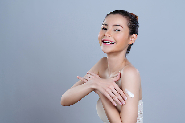 포토 JPG 해외이미지 응시 여자 한명 상반신 성인 뷰티 깨끗함 바르기 수분크림 성인여자한명만 해외202310 해외포토 1 시선 컨셉 모션 사람 화장품 여자한명만 성인여자만 파일형식