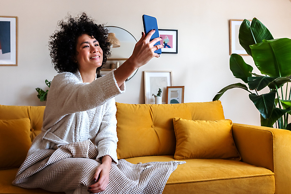포토 JPG 해외이미지 주간 행복 흑인 놀이 모바일 아파트 주택 실내 한명 미소 사람 앉기 성인 가로 스마트폰 핸드폰 소파 카메라 검은색 기쁨 방 셀프카메라 스마트 그림 긍정 리빙 내추럴 소셜미디어 영상통화 카피스페이스 해외202310 해외포토 자연요소 서양인 1 감정 컬러 컨셉 의자 모션 표정 내부 건물 전자제품 스마트기기 사진촬영 공백 통화 파일형식