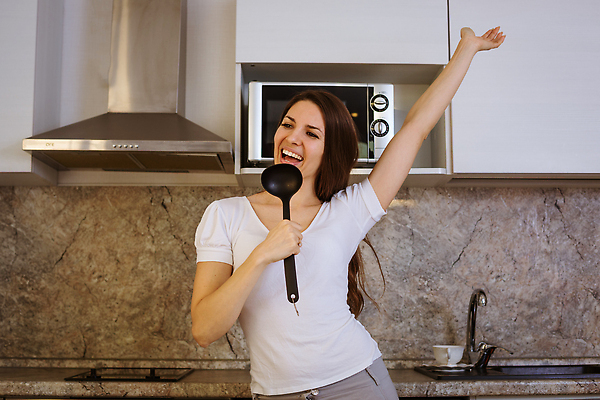 포토 JPG 해외이미지 백인 모델 라이프스타일 긴머리 여자 행복 장난 노래 탁자 아파트 주택 갈색머리 실내 요리 한명 서기 웃음 성인 뷰티 주방 기쁨 장비 기구 편안함 마이크 국자 싱글 주부 긍정 방법 쉬운 해외202310 해외포토 서양인 1 헤어스타일 감정 음악 음향기기 가구 컨셉 모션 주방용품 표정 사람 내부 건물 생활 감각 파일형식