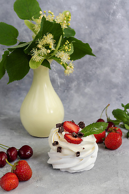 포토 JPG 해외이미지 딸기 사람없음 케이크 꽃병 달콤 휘핑크림 해외202310 머랭쿠키 해외포토 꽃 과일 디저트 쿠키 맛 크림 머랭 휘핑 파일형식