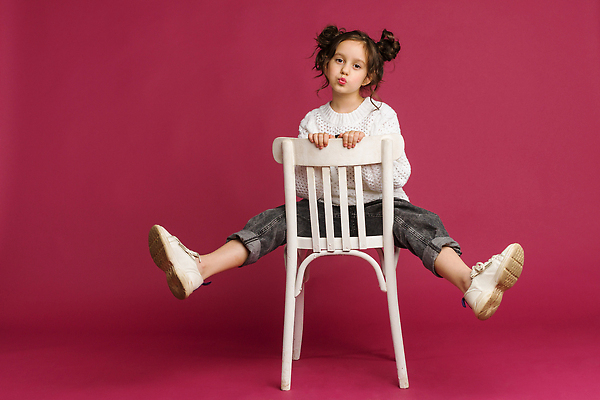 포토 JPG 해외이미지 라이프스타일 행복 얼굴 어린이 분홍색 백그라운드 의자 장난 학교 놀이 휴가 실내 한명 미소 사람 여름 빛 선글라스 뷰티 유행 기쁨 흰색 청바지 표현 달콤 스웨터 긍정 고립 몽환 해외202310 해외포토 1 계절 교육 감정 안경 컬러 가구 컨셉 상의 바지 표정 내부 생활 신체부위 맛 파일형식