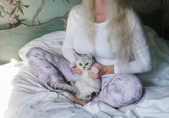 포토 JPG 해외이미지 백인 1 라이프스타일 여자 행복 중년 가족 아침 아파트 주택 건강 사랑 한명 성인 인테리어 금발 운동 뷰티 침실 침대 집중 명상 돌봄 혼자 성인만 해외202310 해외포토 주간 서양인 헤어스타일 디자인 감정 가구 컨셉 관계 모션 사람 건물 생활 파일형식