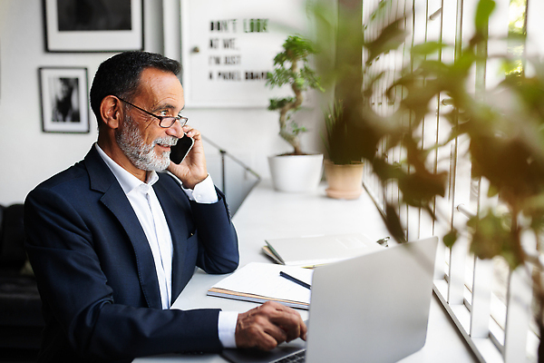 포토 JPG 해외이미지 노년 남자 화분 한명 들기 앉기 정장 상반신 옆모습 노트북 실버라이프 스마트폰 사무실 타이핑 업무 비즈니스맨 책상 통화 실버취업 노인남자한명만 해외202310 해외포토 1 라이프스타일 옷 뷰포인트 가구 비즈니스 모션 사람 성인 전자제품 핸드폰 스마트기기 구직 작업 직장인 남자한명만 노인남자만 파일형식