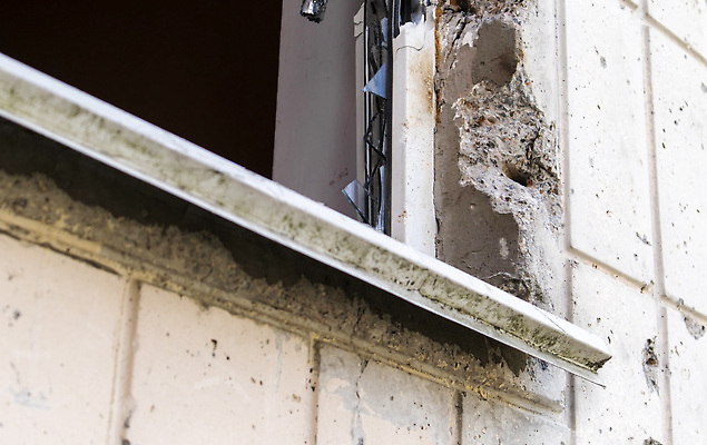 포토 JPG 해외이미지 벽 컨셉 건축양식 창문 유리 아파트 주택 프레임 사람없음 야외 건물 손상 방 도시 균열 위험 플라스틱 폭발 폭발물 절도 버리기 전쟁 날카로움 공포 찌그러짐 깨짐 비극 위기 재앙 파멸 해외202310 해외포토 건축물 건축 무기 모션 재질 범죄 파일형식 소멸