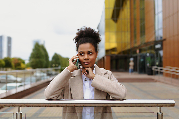 포토 JPG 해외이미지 직업 라이프스타일 여자 행복 비즈니스 사업가 통신 모바일 거리 한명 서기 사람 성인 야외 스마트폰 사무실 뷰티 검은색 도시 비즈니스우먼 자신감 우아함 경영자 해외202310 해외포토 1 감정 컬러 컨셉 모션 생활 핸드폰 스마트기기 직장인 리더 파일형식