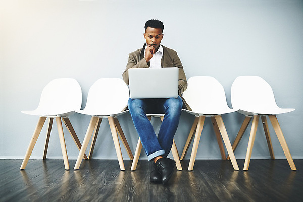 포토 JPG 해외이미지 전신 남자 의자 비즈니스 한명 앉기 성인 집중 성인남자한명만 해외202310 해외포토 시청하다 1 가구 컨셉 모션 사람 남자한명만 성인남자만 파일형식