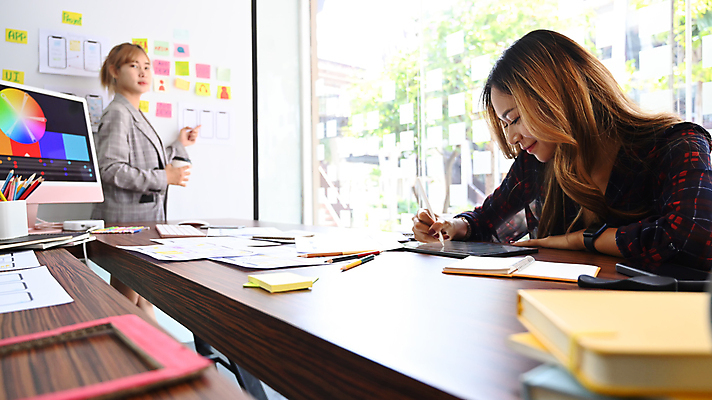 포토 JPG 해외이미지 디자인 여자 비즈니스 설계 앉기 상반신 성인 두명 모니터 기록 비즈니스우먼 계획 디자이너 책상 UI 성인여자만 해외202310 해외포토 직업 가구 컨셉 모션 사람 컴퓨터 직장인 여자만 성인만 파일형식