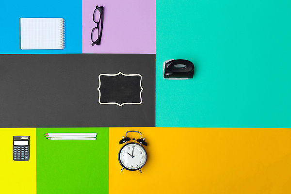 포토 JPG 해외이미지 안경 사람없음 컬러풀 연필 사무용품 계산기 자명종 오브젝트 테이프 미니칠판 스프링수첩 카피스페이스 해외202310 해외포토 잡화 시계 컬러 문구용품 학용품 필기구 다이어리 칠판 공백 장비 알람 파일형식