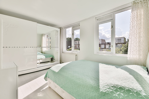 포토 JPG 해외이미지 창문 그림자 사람없음 건물 인테리어 햇빛 반사 공간 거울 방 커튼 장롱 서랍장 민트색 해외202310 해외포토 건축물 디자인 컬러 가구 태양 파일형식