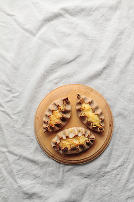 포토 JPG 해외이미지 접시 음식 핀란드 요리 사람없음 갈색 쿠키 식사 저녁식사 흰색 신선 맛 아침식사 굽기 페스츄리 호밀 맛있는 해외202310 해외포토 식기 빵 컬러 컨셉 디저트 곡류 북유럽 구이 파일형식