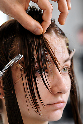 포토 JPG 해외이미지 백인 직업 헤어스타일 손 여자 새로움 실내 관리 한명 사람 성인 치료 뷰티 갈색 머리 유행 상점 장비 머리빗 닫기 미용실 미용사 이발 자르기 고객 서비스 만들기 몸단장 돌봄 스타일리스트 이발사 스타일 해외202310 해외포토 서양인 1 컬러 컨셉 의학 모션 내부 신체부위 미용용품 뷰티샵 파일형식