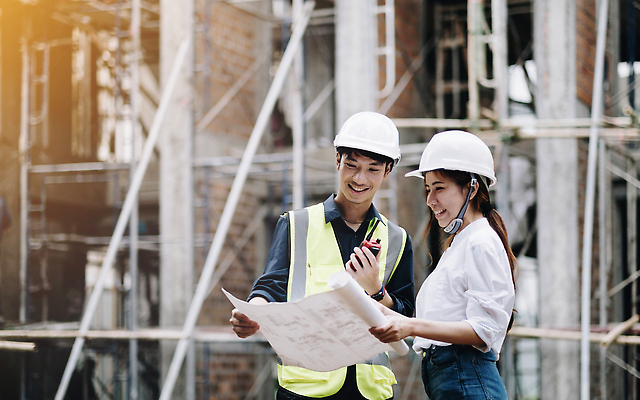 포토 JPG 해외이미지 여자 남자 들기 상반신 성인 야외 두명 앞모습 옆모습 건설현장 설계도 안전모 확인 무전기 건축업자 안전조끼 성인만 건설근로자 해외202310 해외포토 직업 건축 뷰포인트 모션 무선통신 건설업 사람 헬멧 안전장비 파일형식