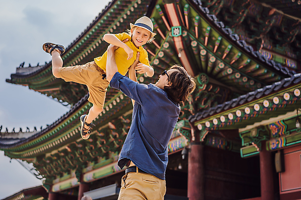 포토 JPG 해외이미지 서양인 남자 어린이 로우앵글 여행 한국 들기 소년 성인 야외 두명 즐거움 경복궁 해외202310 해외포토 외국인 감정 아시아 뷰포인트 모션 사람 궁전 파일형식