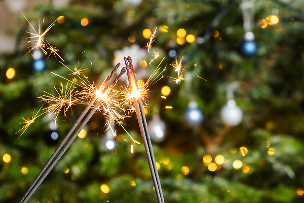 포토 JPG 해외이미지 커플 행복 크리스마스 불 휴가 새로움 새해 기념 함께함 폭죽 사람없음 장식 빛 반짝임 파티 축제 축하 인사 황금 야간 저녁 연도 초대 광 크리스마스이브 해외202310 해외포토 자연요소 기념일 감정 컨셉 관계 모션 이벤트 예절 파일형식