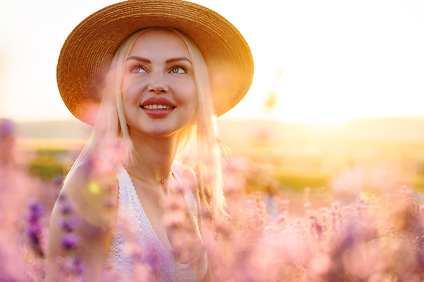 포토 JPG 해외이미지 여자 꽃밭 한명 상반신 성인 야외 금발 햇빛 일몰 올려보기 밀짚모자 라벤더 프로방스 성인여자한명만 해외202310 해외포토 모자_잡화 1 헤어스타일 꽃 모션 사람 태양 노을 허브 여자한명만 성인여자만 파일형식