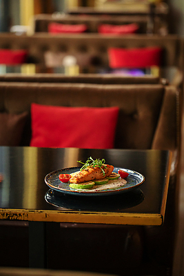 포토 JPG 해외이미지 접시 음식 부분 탁자 어류 요리 사람없음 옆모습 세로 식당 식사 굽기 메뉴 점심식사 주키니 해외202310 해외포토 식기 뷰포인트 가구 상점 수중동물 구이 파일형식