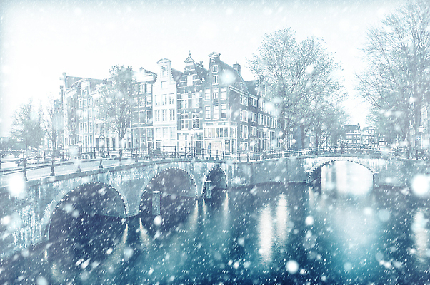 포토 JPG 해외이미지 나무 전통 유럽 여행 건축양식 주택 파노라마 풍경 사람없음 야외 건물 물 빛 강 도시풍경 반사 침묵 낭만 도시 저녁 네덜란드 그림 운하 장면 타운 암스테르담 랜드마크 수도권 옛날 해외202310 해외포토 자연요소 식물 건축물 건축 나라 컨셉 촬영기법 소리 야간 지역 파일형식