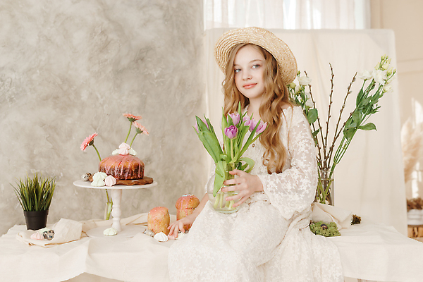 포토 JPG 해외이미지 드레스 여자 꽃 기독교 어린이 부활절 한명 들기 앉기 상반신 옆모습 케이크 꽃병 흰색 우아함 밀짚모자 소녀한명만 케이크스탠드 해외202310 해외포토 식물 모자_잡화 1 옷 기념일 종교 뷰포인트 컬러 컨셉 모션 디저트 사람 받침대 여자한명만 소녀만 파일형식