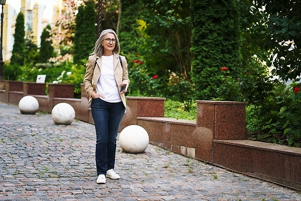 포토 JPG 해외이미지 백인 직업 라이프스타일 여자 커피 중년 50대 여행 인터넷 비즈니스 사업가 성공 모바일 휴가 노동자 한명 사람 성인 야외 스마트폰 사무실 뷰티 재킷 청바지 도시 업무 직장인 비즈니스우먼 무선전화기 와이파이 긍정 멀리 해외202310 해외포토 서양인 1 음료 컨셉 바지 생활 핸드폰 스마트기기 외투 작업 전화기 무선인터넷 파일형식