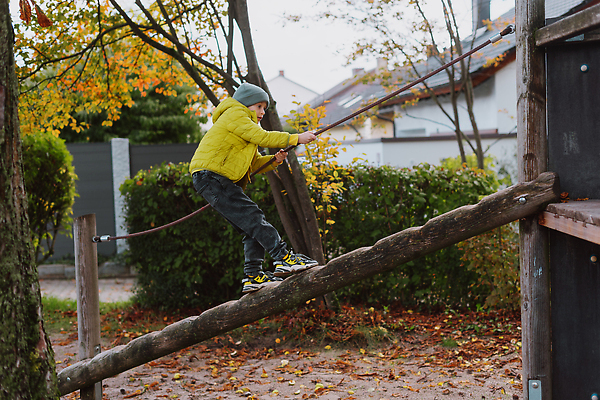 포토 JPG 해외이미지 백인 라이프스타일 공원 행복 어린이 스포츠 장난 학교 놀이 한명 사람 소년 야외 파란색 봄 유치원 기쁨 게임 아기 미끄럼틀 놀이터 작음 긍정 걸음마 해외202310 해외포토 서양인 1 계절 공공시설 교육 남자 감정 컬러 컨셉 모션 생활 놀이기구 크기 파일형식