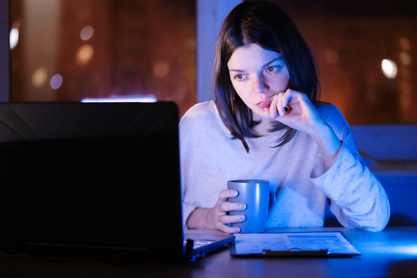 포토 JPG 해외이미지 백인 라이프스타일 여자 행복 인터넷 비즈니스 실내 한명 사람 앉기 동양인 성인 컵 파란색 노트북 빛 스마트폰 스터디 사무실 뷰티 도시 업무 비즈니스우먼 야간 저녁 필름 손목시계 검색 온라인 동영상 단절 불면증 소셜 채팅 프로젝트 방식 해외202310 해외포토 자연요소 서양인 1 식기 감정 시계 컬러 장신구 모션 인종 내부 생활 전자제품 핸드폰 스마트기기 학습 작업 직장인 질병 파일형식