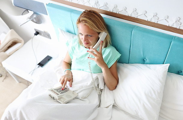 포토 JPG 해외이미지 직업 라이프스타일 여자 여행 비즈니스 베개 버튼 호텔 휴식 한명 스마트폰 핸드폰 세트 숫자 침실 방 정보 침대 잡기 도움 고급 연결 고객 서비스 컨설턴트 휴양지 만들기 긍정 텔레마케팅 부름 예약 관리자 다락방 돌봄 파스텔톤 호스텔 안락 해외202310 해외포토 문자 1 컬러 가구 컨셉 침구 모션 숙소 사람 생활 전자제품 스마트기기 장소 전문직 서비스업 상담 파일형식