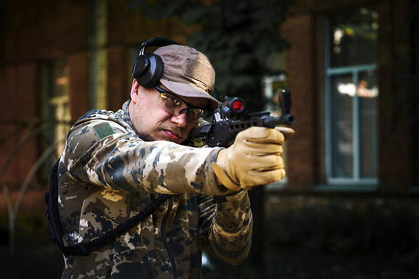 포토 JPG 해외이미지 남자 무기 유니폼 한명 경비 안전 사람 힘 기계 장비 총 잡기 보호 목표 공격 발사 충돌 서비스 군용 싸움 전쟁 육군 변장 사수 병정 전사 난민 갑옷 특공대 해외202310 해외포토 1 옷 컨셉 모션 군대 보호장비 특수부대 파일형식