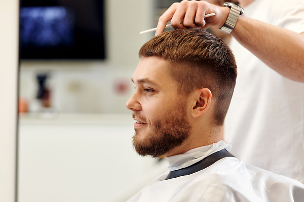 포토 JPG 해외이미지 헤어스타일 응시 남자 시계 한명 앉기 상반신 성인 두명 옆모습 장비 머리빗 망토 미용사 이발 이발소 성인남자만 성인남자한명만 해외202310 해외포토 직업 1 시선 뷰포인트 모션 사람 미용용품 뷰티샵 남자만 남자한명만 성인만 파일형식