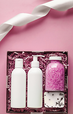 포토 JPG 해외이미지 리본 분홍색 사람없음 상자 하이앵글 화장품 오브젝트 피부관리 담기 비누 공병 바디케어 화장품가방 입욕소금 해외202310 해외포토 뷰포인트 컬러 가방 모션 위생용품 뷰티 미용용품 소금 병_담는 파일형식