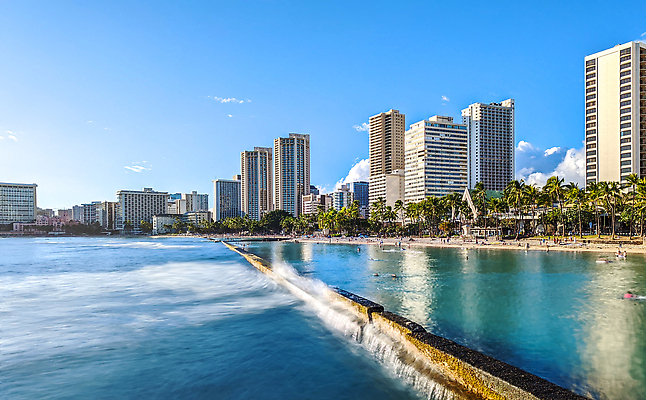포토 JPG 해외이미지 주간 나무 구름 분홍색 섬 여행 자연 하늘 호텔 휴가 휴식 열대 따뜻함 손바닥 사람 풍경 사람없음 야외 파란색 햇빛 태양 탑 맑음 수영 미국 서핑 군중 휴양지 하와이 태평양 북쪽 파라다이스 하와이인 해외202310 해외포토 자연요소 외국인 식물 건축물 손 바다 컬러 컨셉 북아메리카 숙소 날씨 장소 수상스포츠 방향 생태계 파일형식